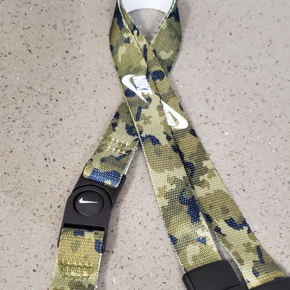 nike lanyard with clip